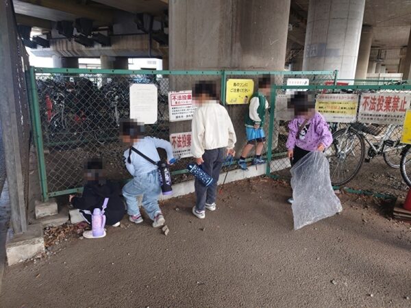 社会奉仕事業(FC東京共同ゴミ拾い及びサッカー教室)の様子