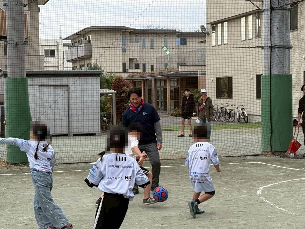 社会奉仕事業(FC東京共同ゴミ拾い及びサッカー教室)の様子
