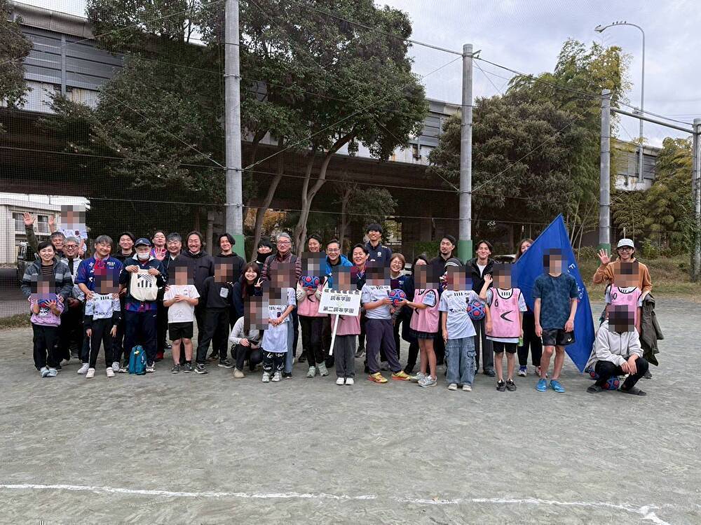 社会奉仕事業(FC東京共同ゴミ拾い及びサッカー教室)の様子